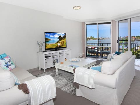 TV and multimedia, Living room, Seating area, River view