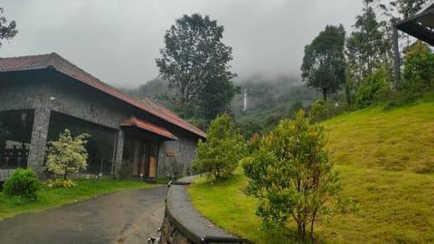 Property building, Restaurant/places to eat, Breakfast