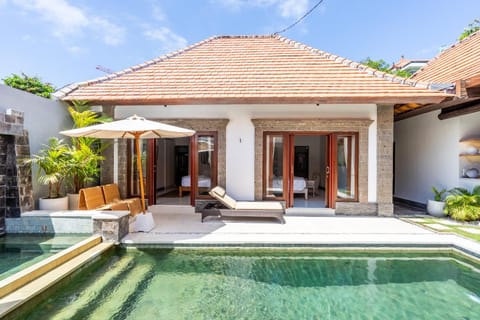 Property building, Day, Pool view, Swimming pool, Swimming pool