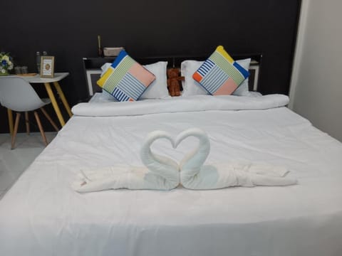 Photo of the whole room, Bedroom, towels