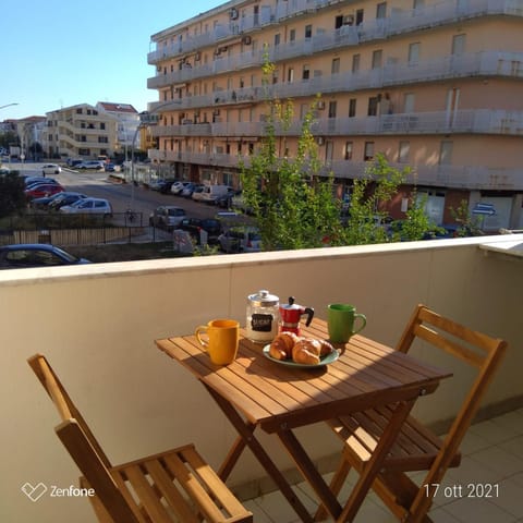 Property building, Day, View (from property/room), Balcony/Terrace, Food and drinks, Dining area, Location