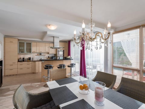 Kitchen or kitchenette, Lounge or bar, Dining area