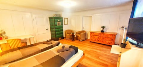 Photo of the whole room, Seating area