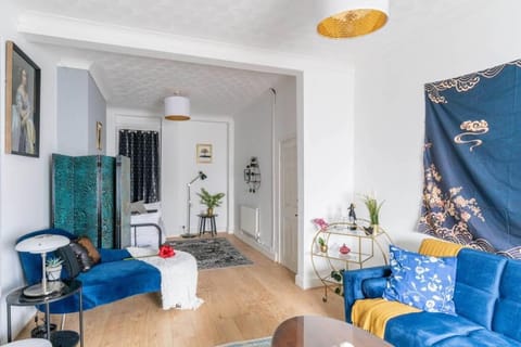 The Gatsby - Art Deco House For 13 House in Cardiff