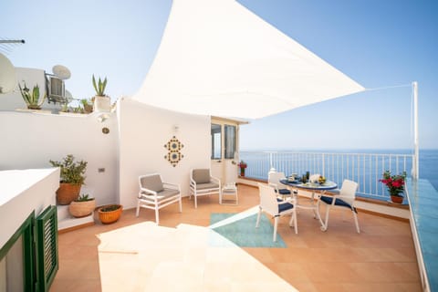 Property building, Balcony/Terrace, Balcony/Terrace