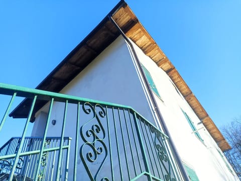 Property building, Facade/entrance, Day, Balcony/Terrace