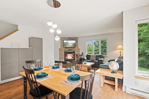 Living room, Seating area, Dining area, fireplace