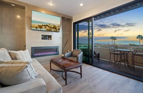 Ocean view AC heated Pool jacuzzi Tennis bikesPool table foosball bikes House in Newport Beach