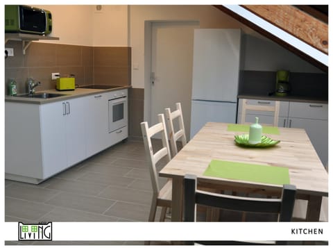 Kitchen or kitchenette, Dining area