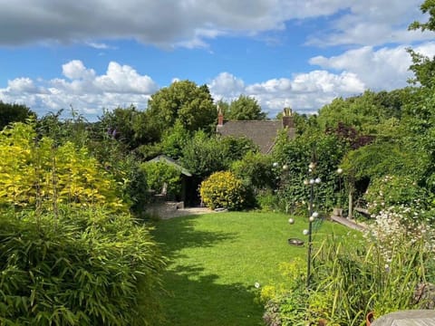 Sweet Modern Country Cottage with Garden House in Frome