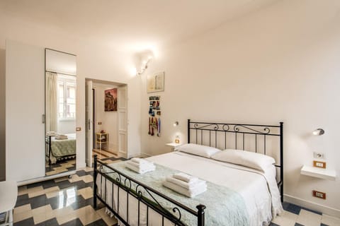 Bedroom, towels