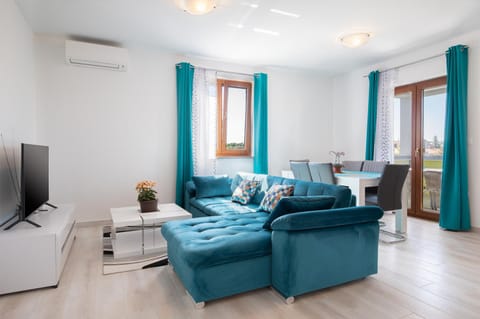 Communal lounge/ TV room, TV and multimedia, Living room