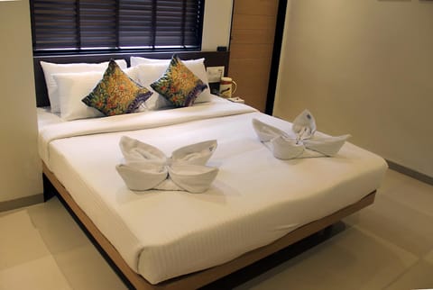 Photo of the whole room, Bedroom