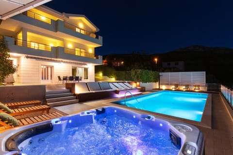 Property building, Hot Tub, Swimming pool