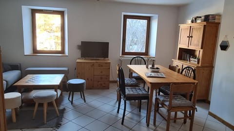 Briançon-Serre Chevalier - Apt 3 pièces - 4 à 6 couchages - Au calme-Jardin mis à dispo Apartment in Briançon