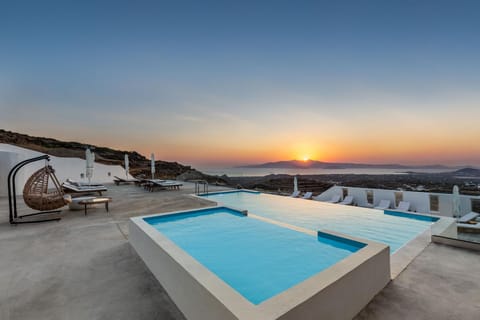 View (from property/room), Balcony/Terrace, Pool view, Sea view, Swimming pool, Sunrise, Sunset, sunbed