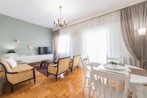 Nearby landmark, Restaurant/places to eat, Neighbourhood, Living room, Photo of the whole room, Seating area, Dining area, Supermarket/grocery shop