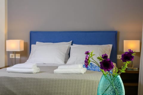 Bed, Photo of the whole room, Bedroom, Garden view