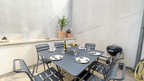 Patio, Dining area, Garden view