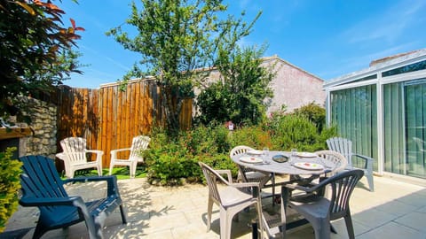 Patio, Dining area, Garden view, sunbed