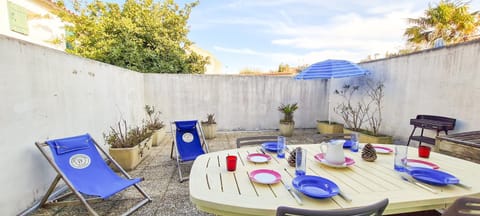 Patio, Garden, Dining area, sunbed
