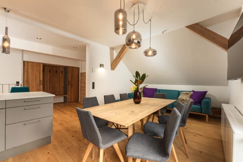 Kitchen or kitchenette, Living room, Seating area, Dining area