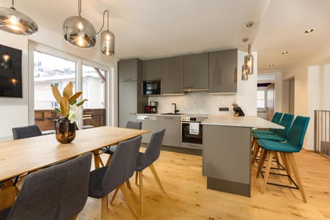 Kitchen or kitchenette, Seating area, Dining area, minibar, stove