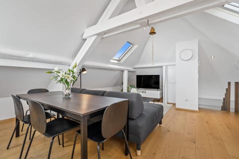 TV and multimedia, Living room, Seating area, Dining area