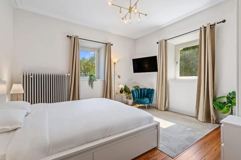 Bed, TV and multimedia, Photo of the whole room, Bedroom