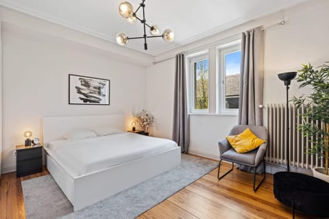 Bed, Photo of the whole room, Seating area, Bedroom