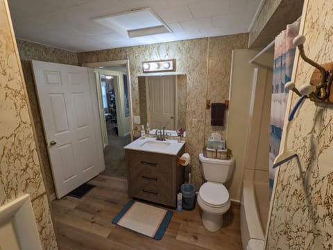 Toilet, Bathroom, heating, towels