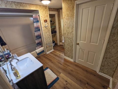 Shower, Toilet, Bathroom, towels