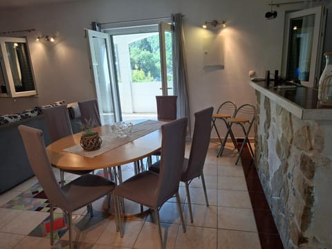 Kitchen or kitchenette, Living room, Seating area, Dining area