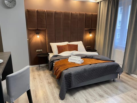 Property building, Bed, Photo of the whole room, Bedroom, towels