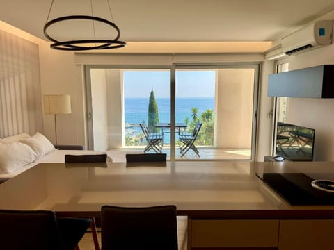 Bed, TV and multimedia, Dining area, Sea view