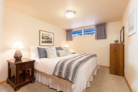 Comfort & Location - 2 BR, 2BA - Steps to Town House in Aspen