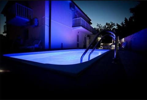 Swimming pool, Swimming pool