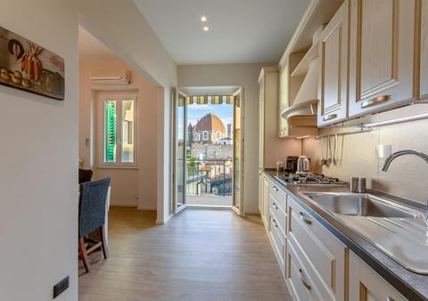 Kitchen or kitchenette, Dining area, dishwasher, minibar, pet friendly, stove