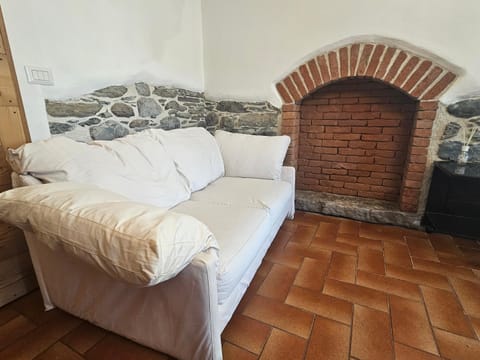 VILLA LAGO Ground Floor Lakefront Private Garden and Bike and Boat Experience Apartment in Colico