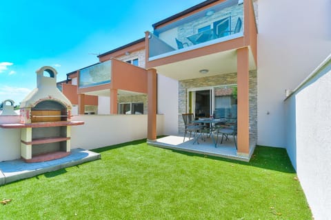 Facade/entrance, BBQ facilities, Garden