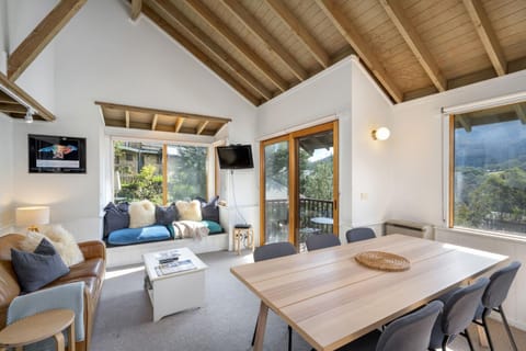 Living room, Dining area, Mountain view