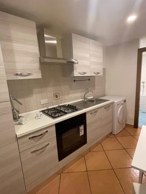 Kitchen or kitchenette, minibar