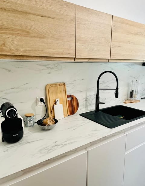 Coffee/tea facilities, Kitchen or kitchenette, stove