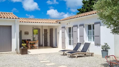 Property building, Patio, Balcony/Terrace, sunbed