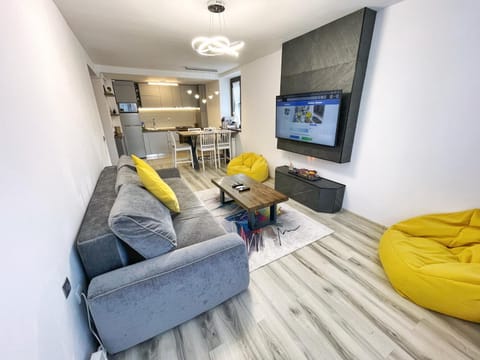 TV and multimedia, Coffee/tea facilities, Living room, Lounge or bar, Seating area, Dining area, Breakfast, Lunch, flat iron, kitchen