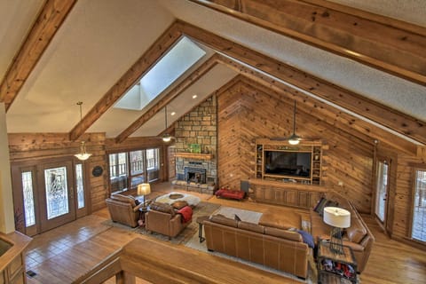 Hot Tub, Grill Hilltop Log Cabin in Hot Springs! Cabin in Piney