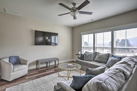 Scenic Mtn Retreat with Wooded Backyard and Fire Pit! House in Chattanooga