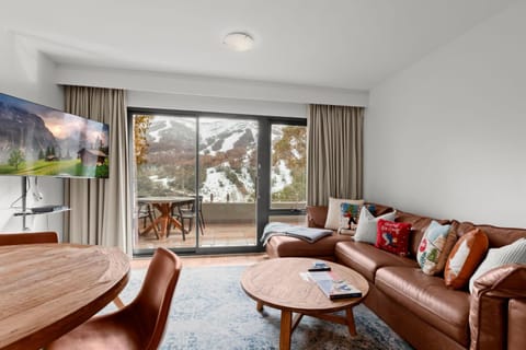 Balcony/Terrace, Living room, Mountain view