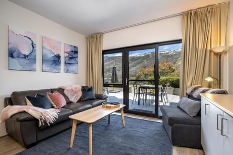 Balcony/Terrace, Living room, Mountain view