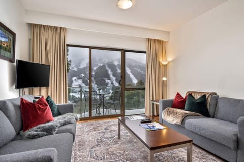 Balcony/Terrace, Living room, Mountain view